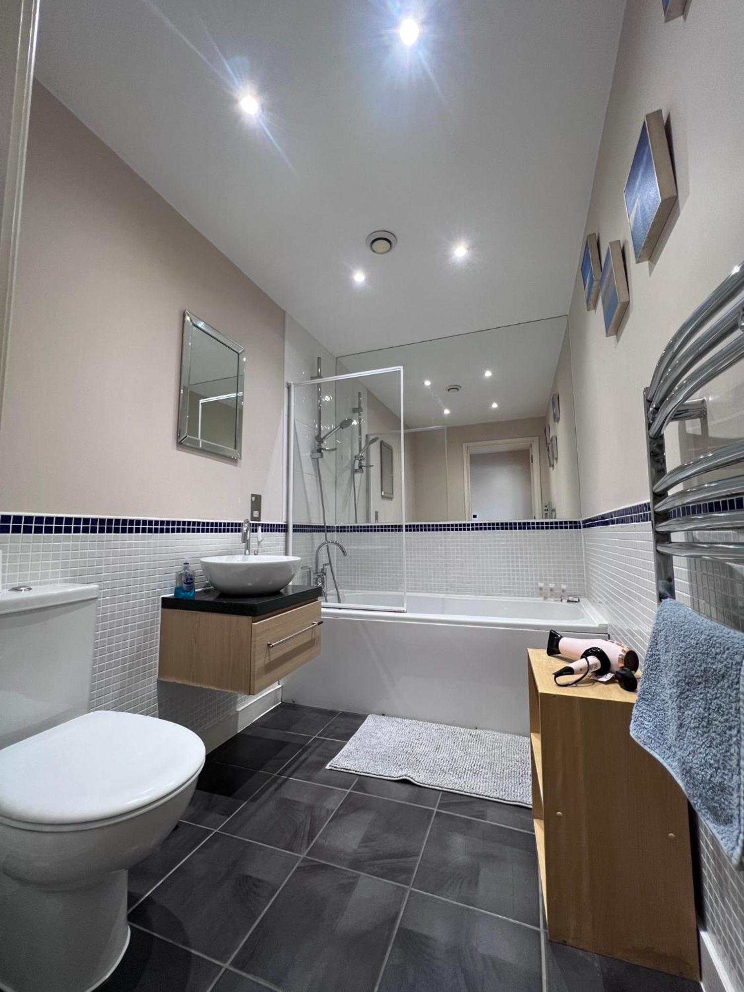 Great City Centre Getaway Apartment 2 Bed Near The Beach And Shopping Area Суонзи Екстериор снимка