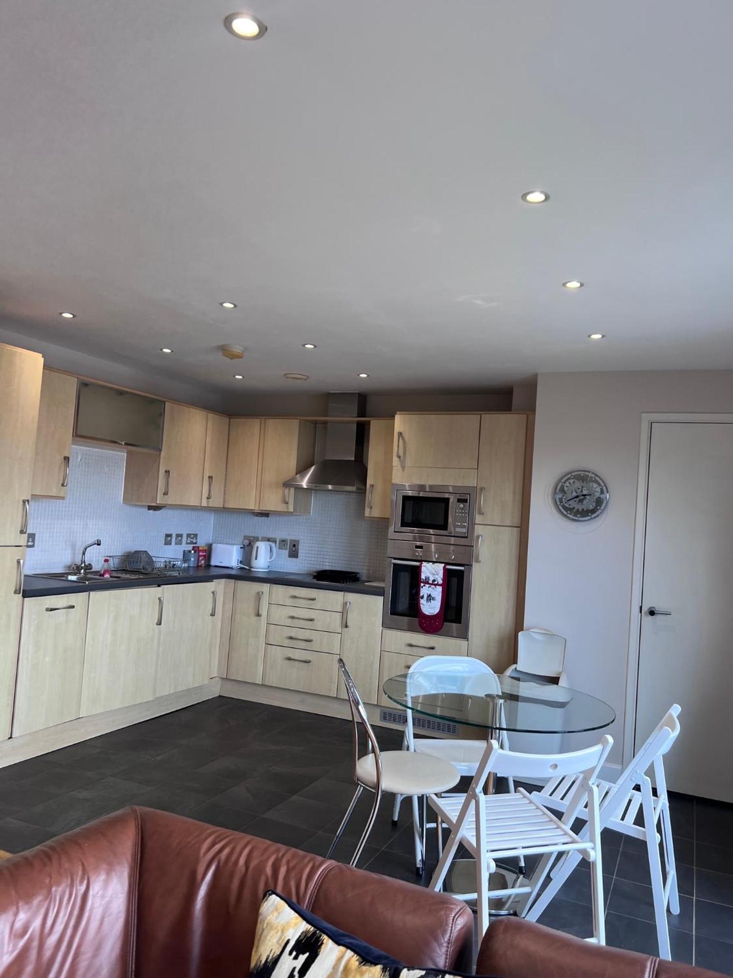 Great City Centre Getaway Apartment 2 Bed Near The Beach And Shopping Area Суонзи Екстериор снимка